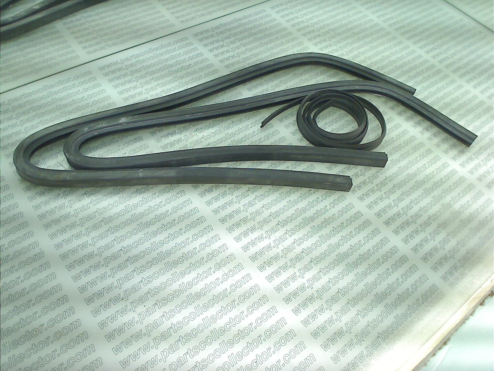 REAR DEFLECTOR RUBBER SEAL